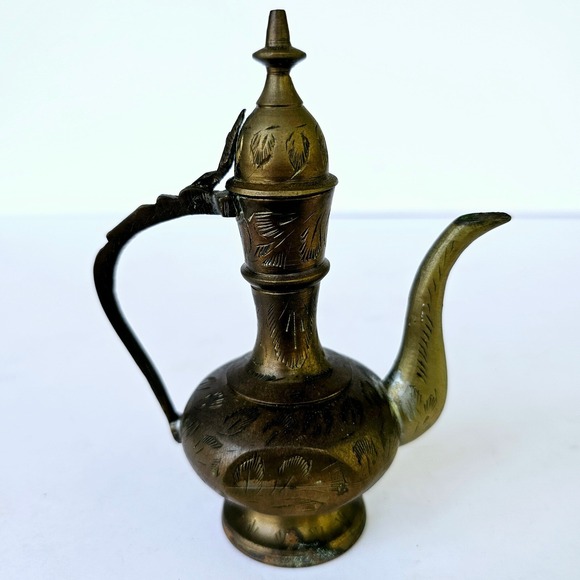 Vintage Solid Brass Oil Decanter Pitcher Oil Etched Ornate Leaves Floral M548.1 - Picture 3 of 14